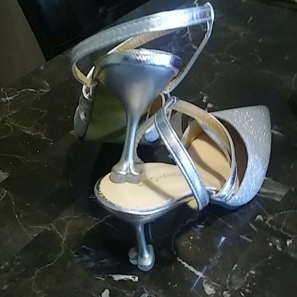 SHOES - Picture 2 of 6